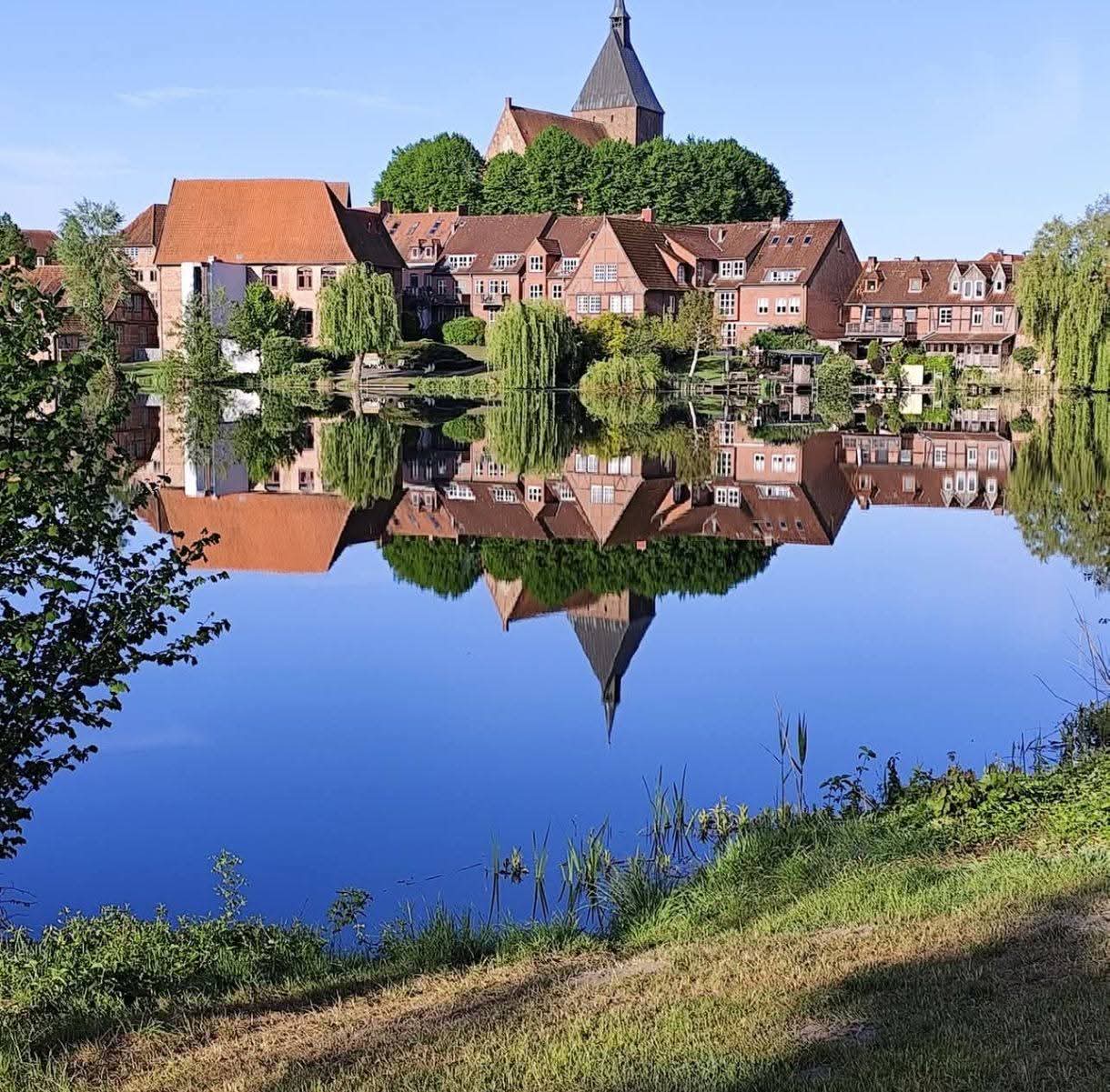 Möllner Altstadt mit St.-Nicolai-Kirche, gespiegelt im Möllner See